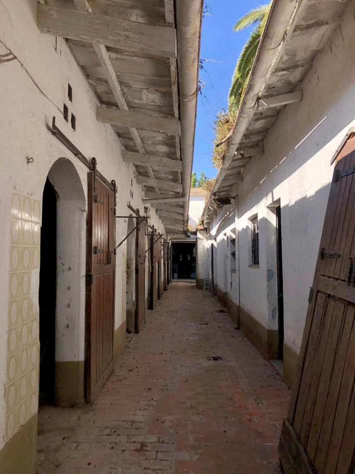 Casa de 4 Ambientes a Refaccionar en Martinez