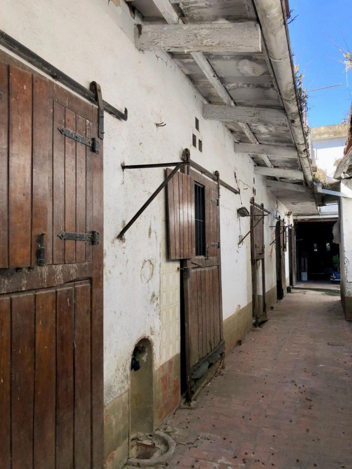 Casa de 4 Ambientes a Refaccionar en Martinez