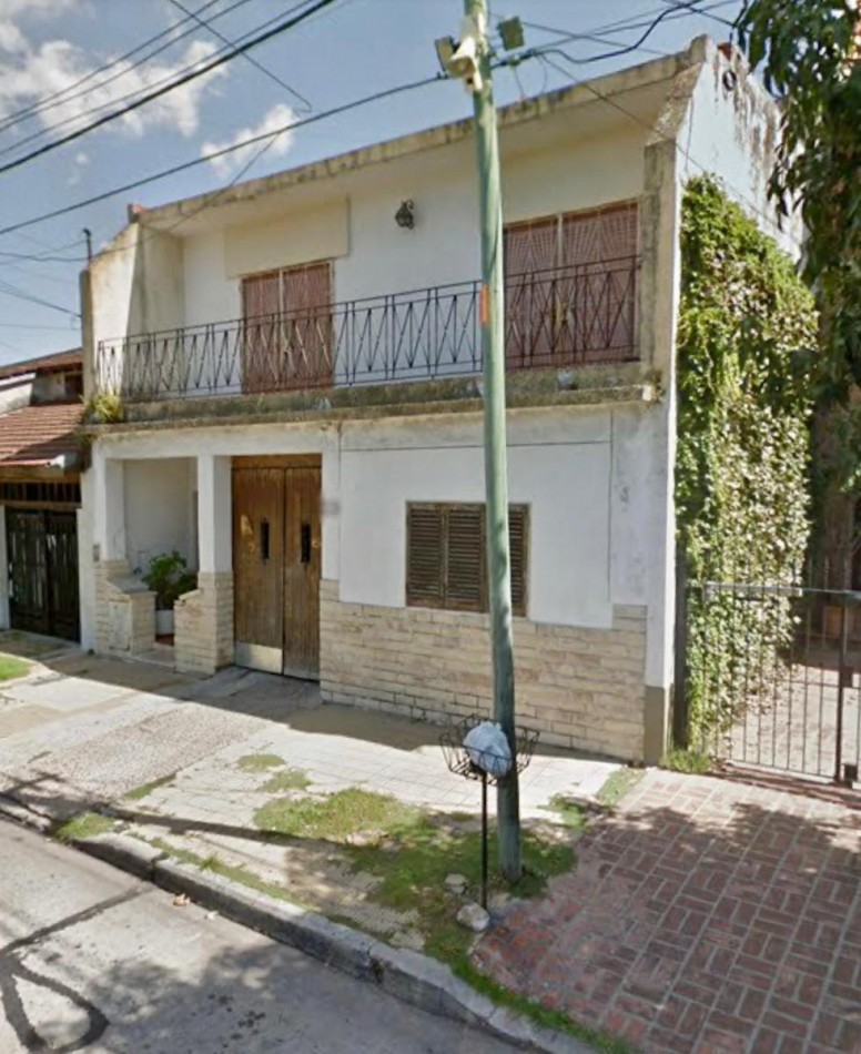 Casa de 4 Ambientes a Refaccionar en Martinez
