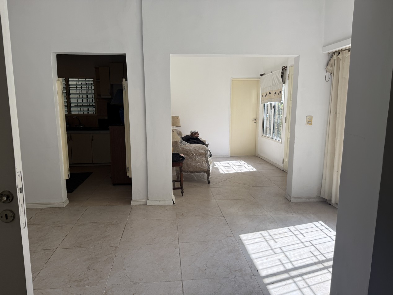 Casa de 3 ambientes con cochera en venta en Olivos