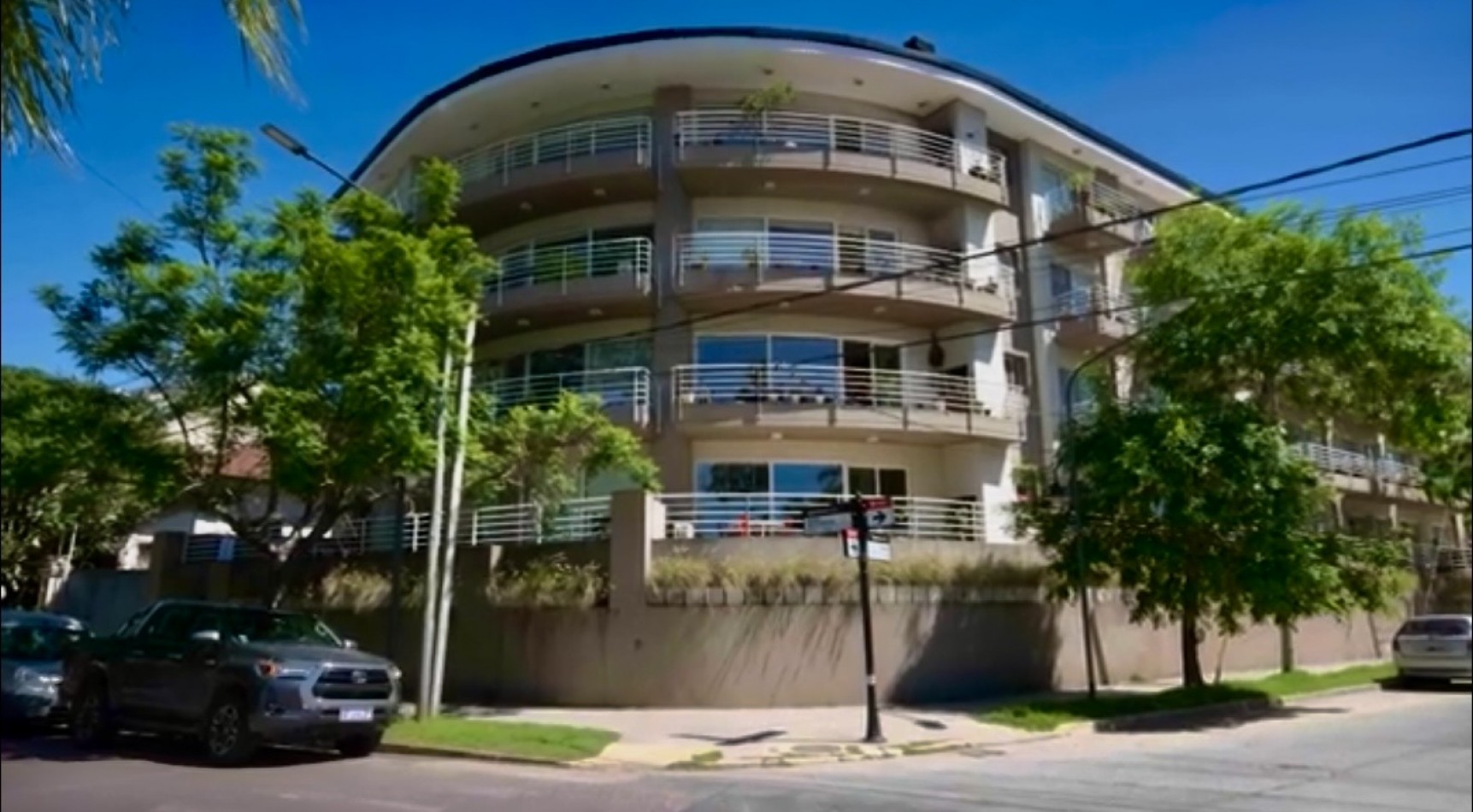 Departamento de 3 ambientes en alquiler con cochera y vista al rio. 