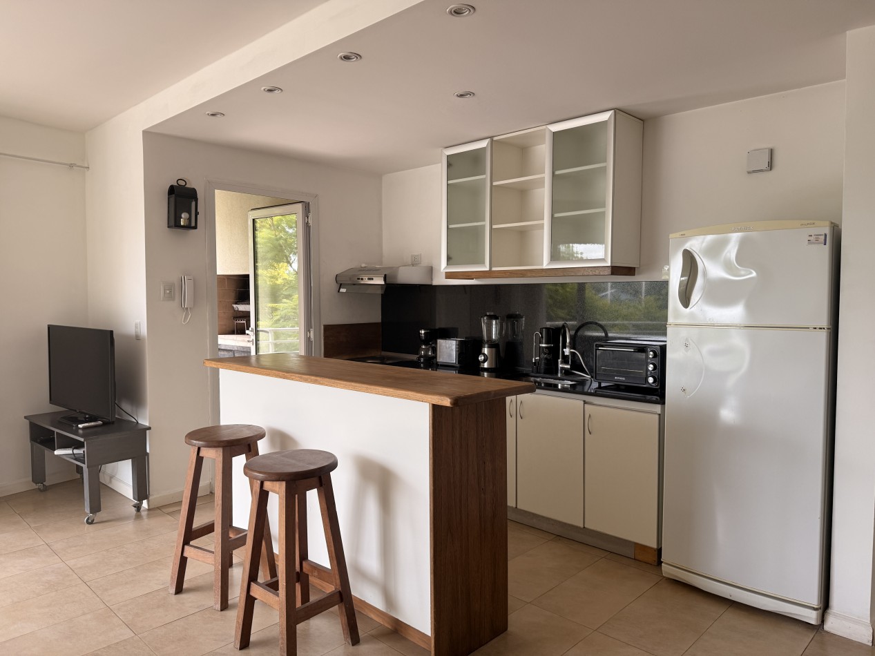 Departamento de 3 ambientes en alquiler con cochera y vista al rio. 