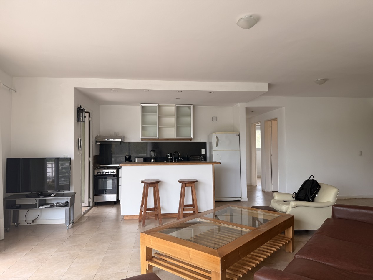 Departamento de 3 ambientes en alquiler con cochera y vista al rio. 