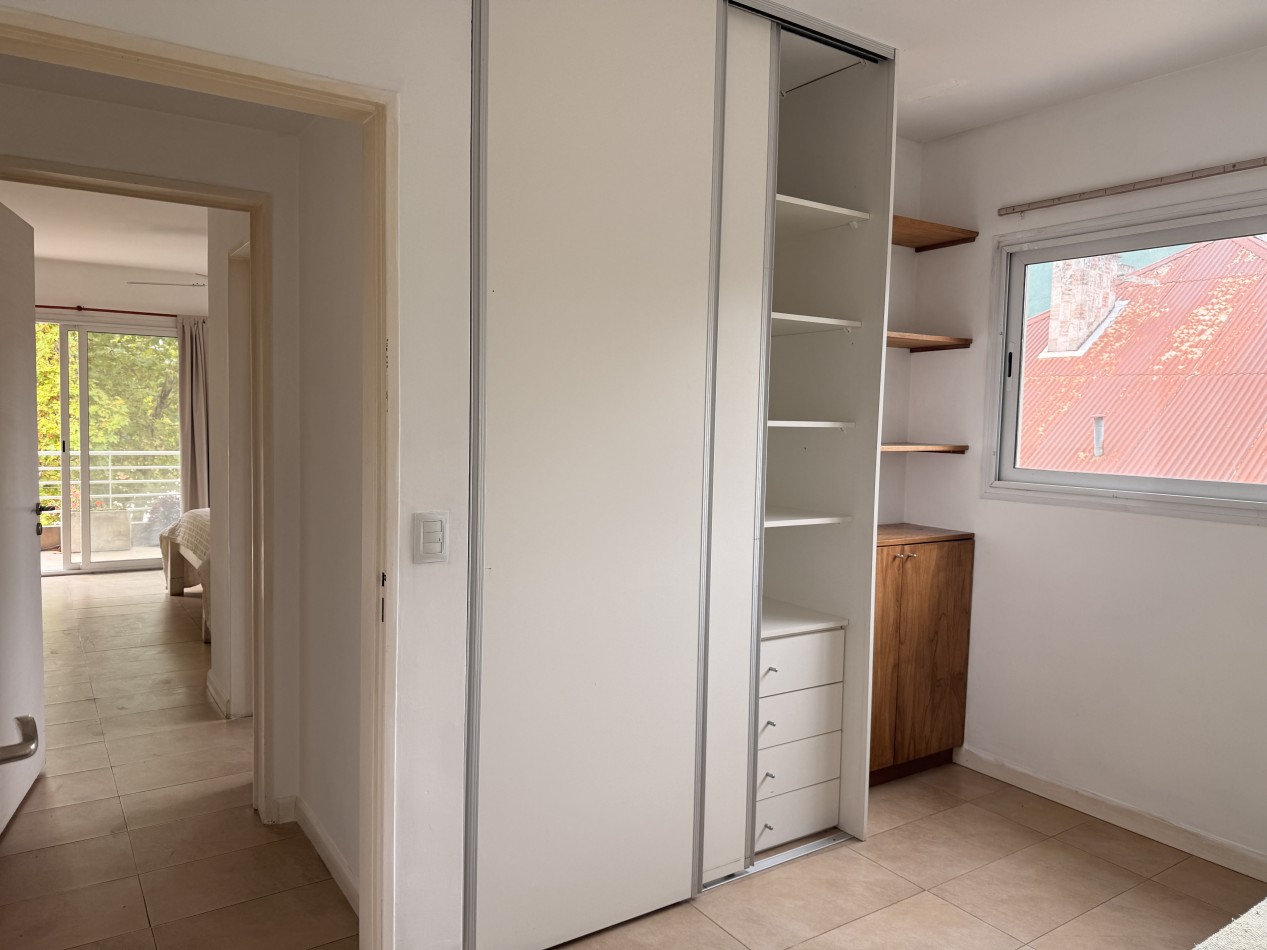 Departamento de 3 ambientes en alquiler con cochera y vista al rio. 