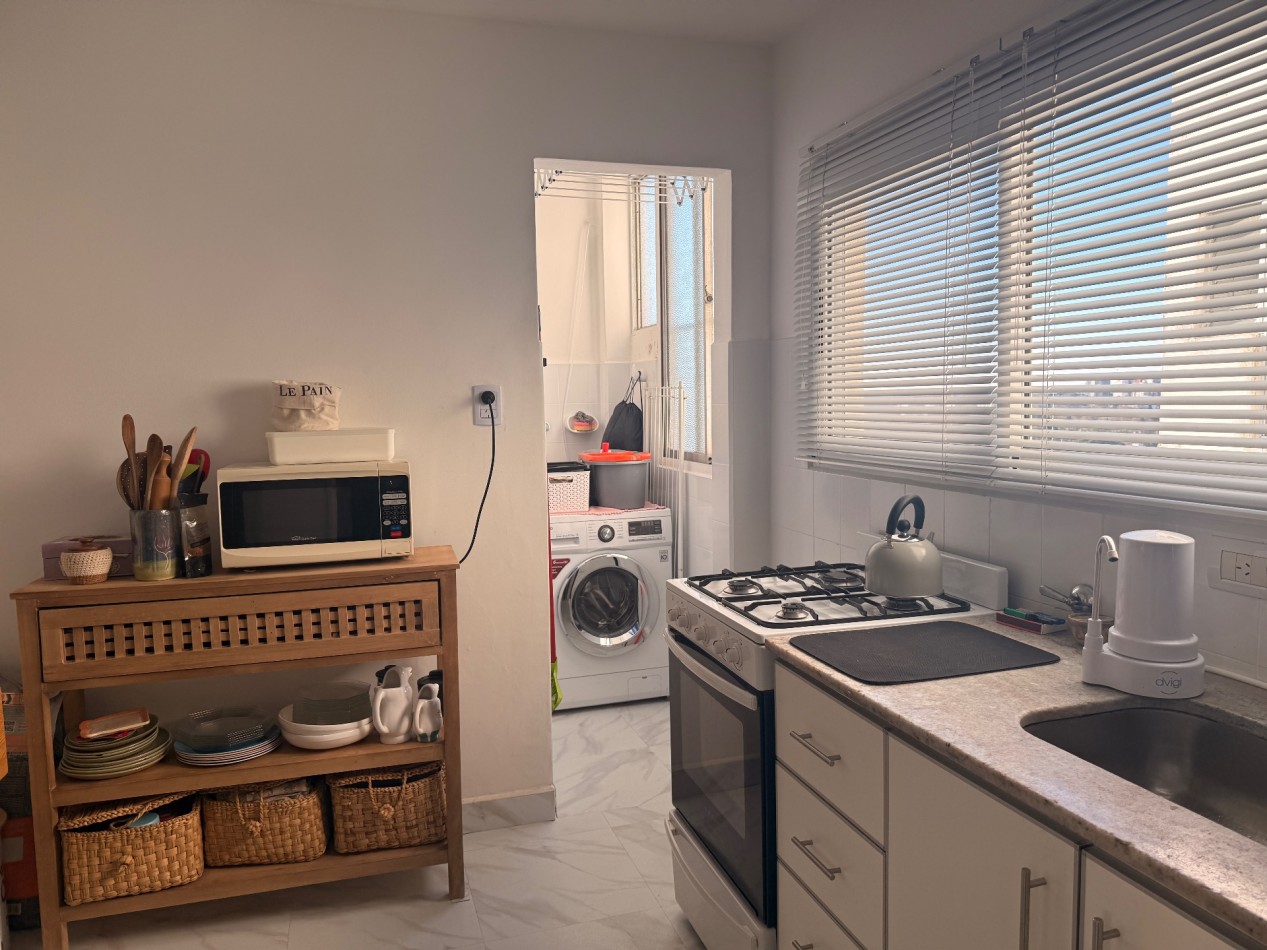 Departamento de 2 ambientes en venta en el centro de Olivos. 