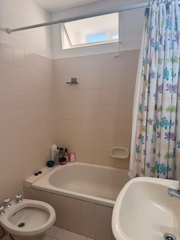 Departamento de 2 ambientes en venta en el centro de Olivos. 