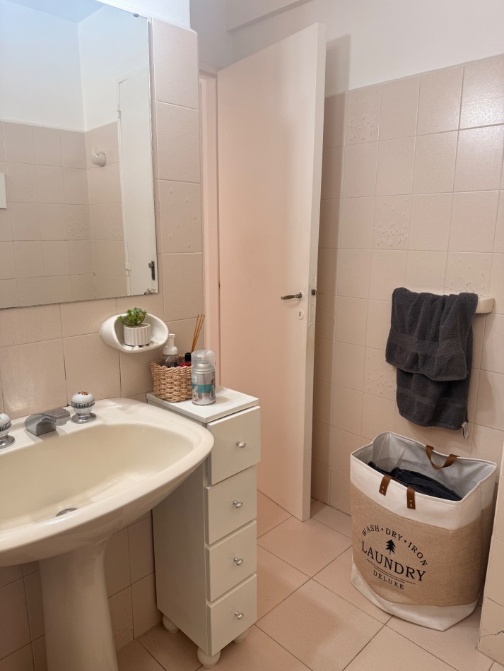 Departamento de 2 ambientes en venta en el centro de Olivos. 