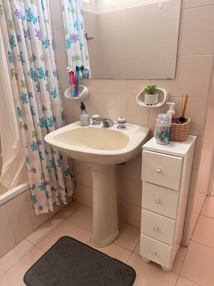Departamento de 2 ambientes en venta en el centro de Olivos. 