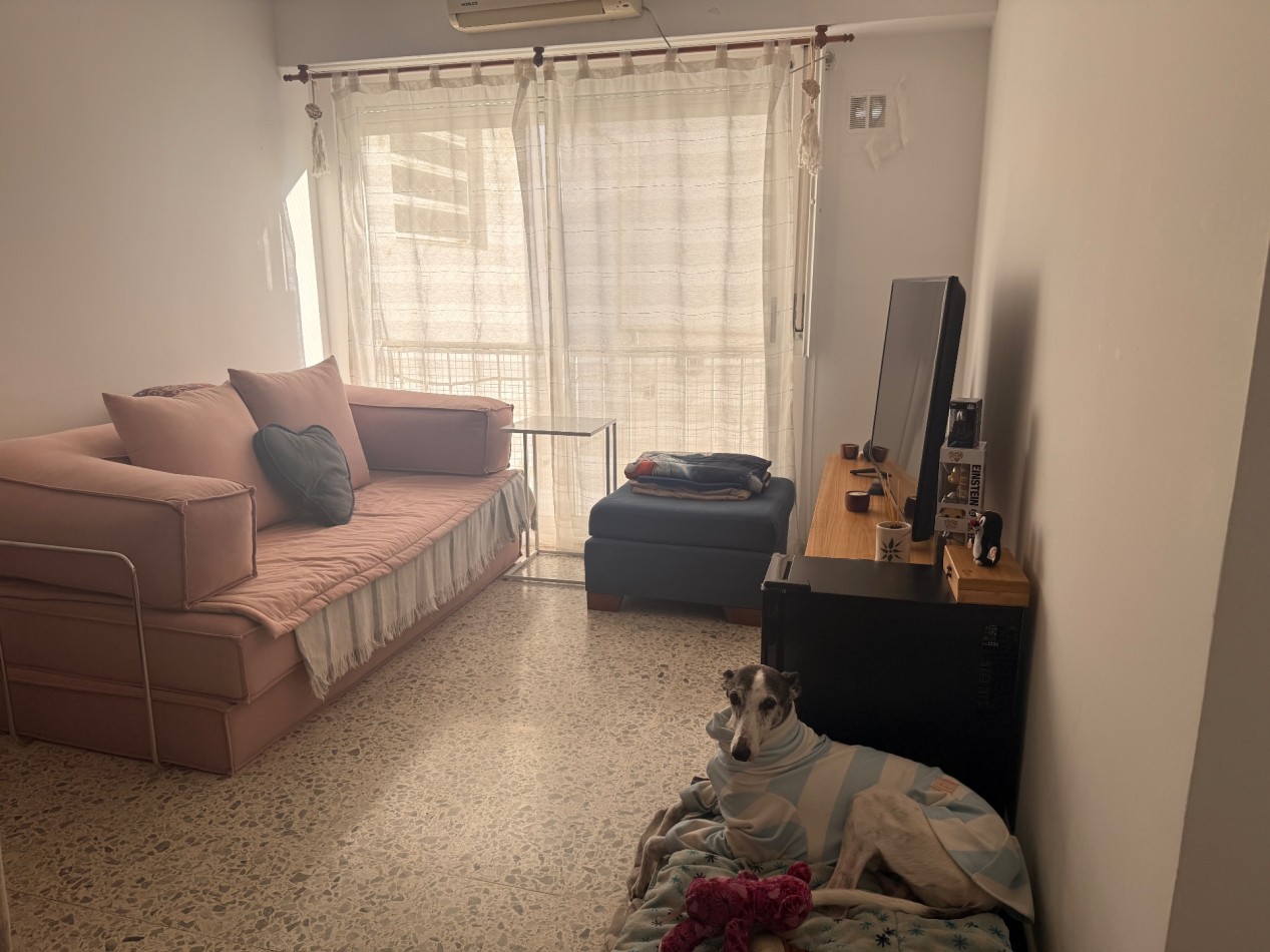 Departamento de 2 ambientes en venta en el centro de Olivos. 