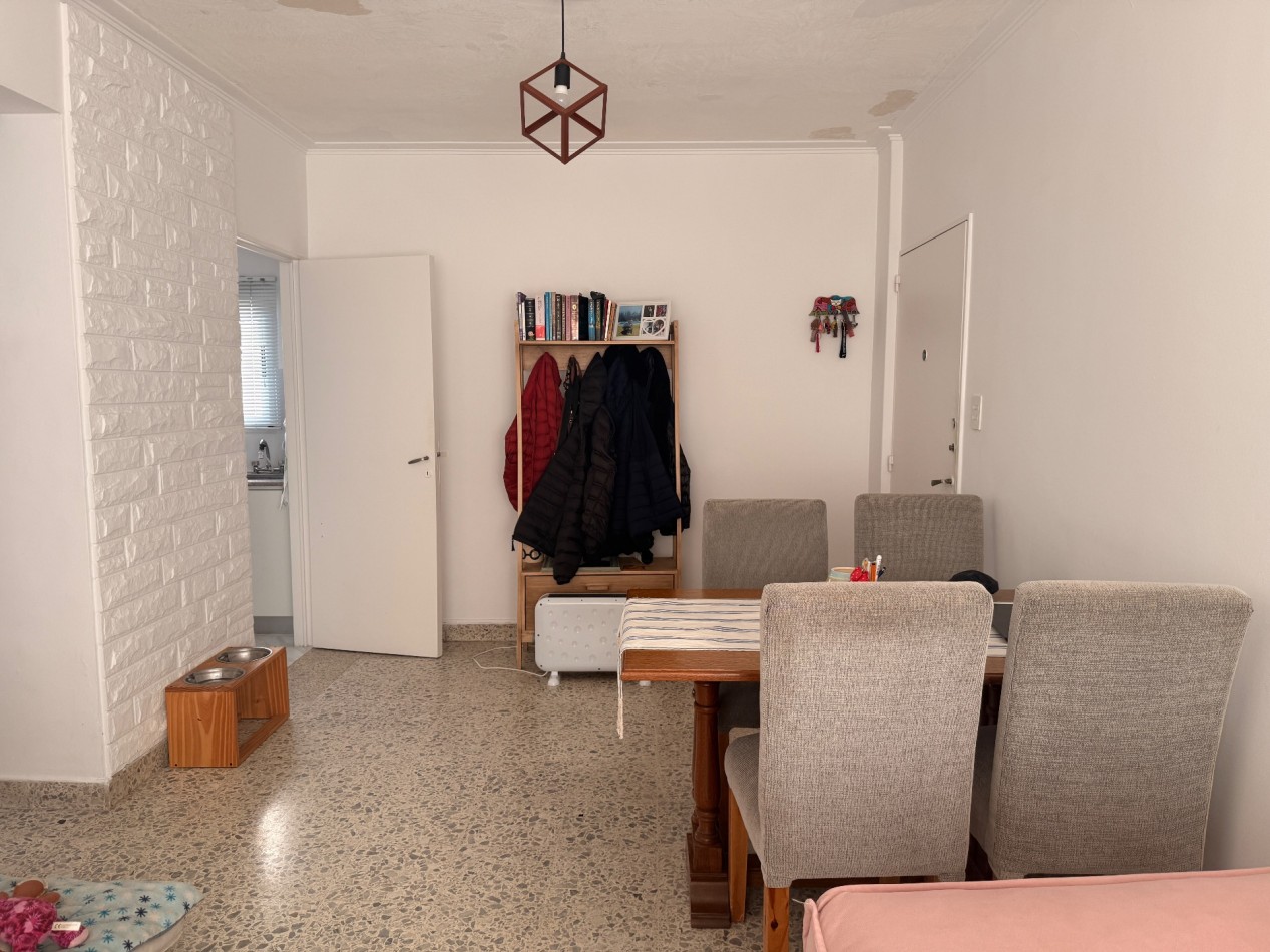 Departamento de 2 ambientes en venta en el centro de Olivos. 