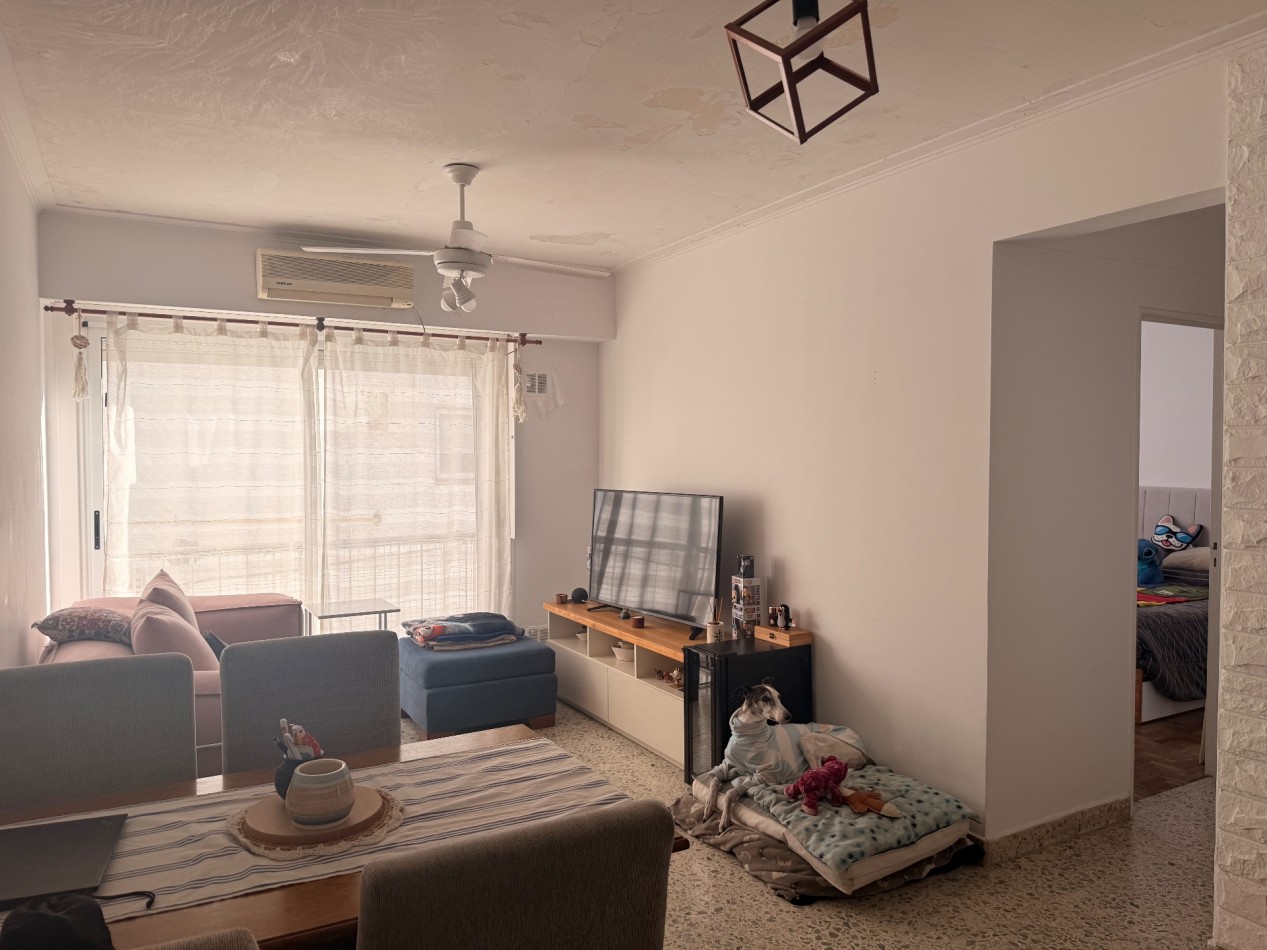 Departamento de 2 ambientes en venta en el centro de Olivos. 