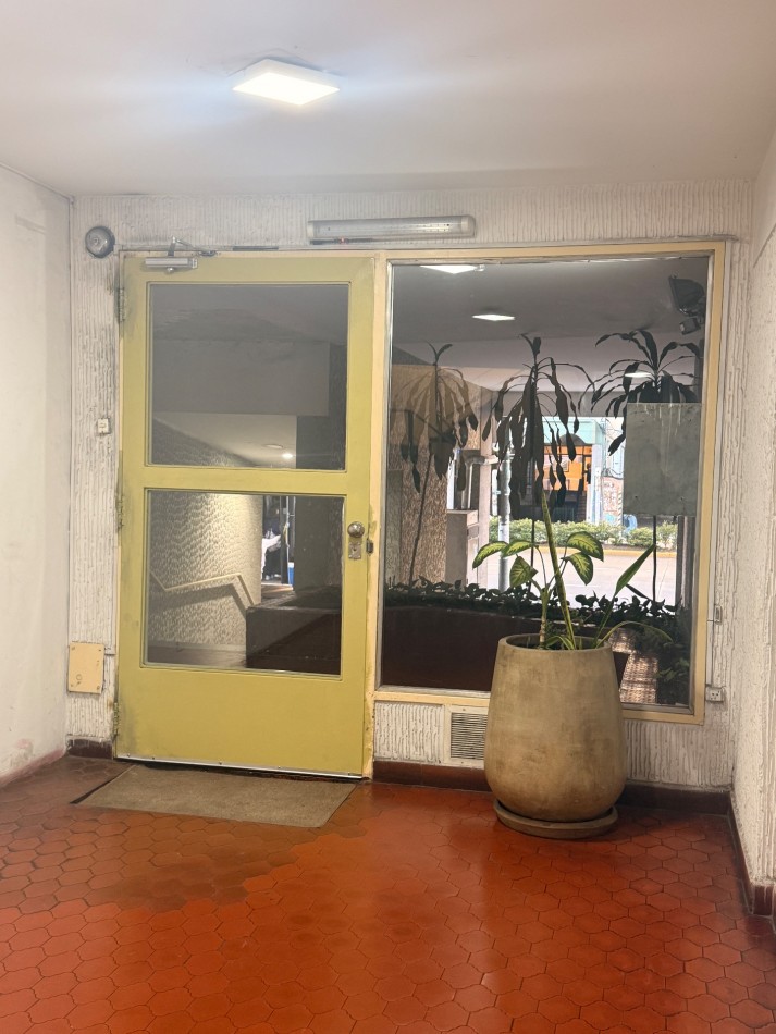 Departamento de 2 ambientes en venta en el centro de Olivos. 