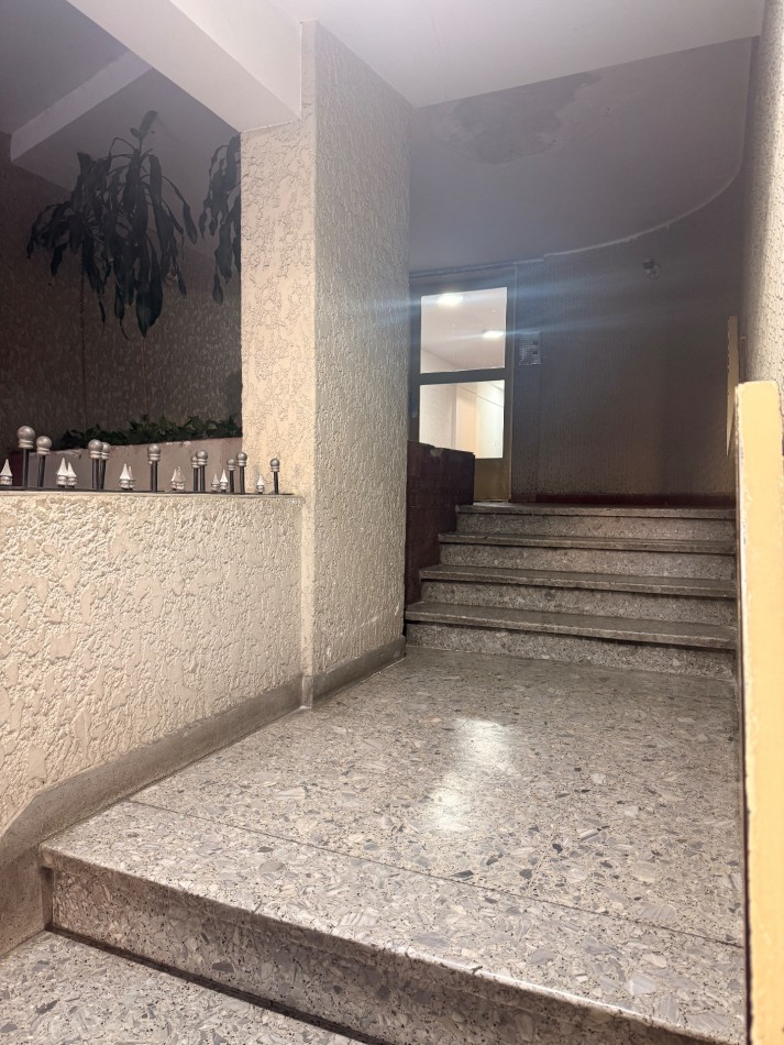 Departamento de 2 ambientes en venta en el centro de Olivos. 