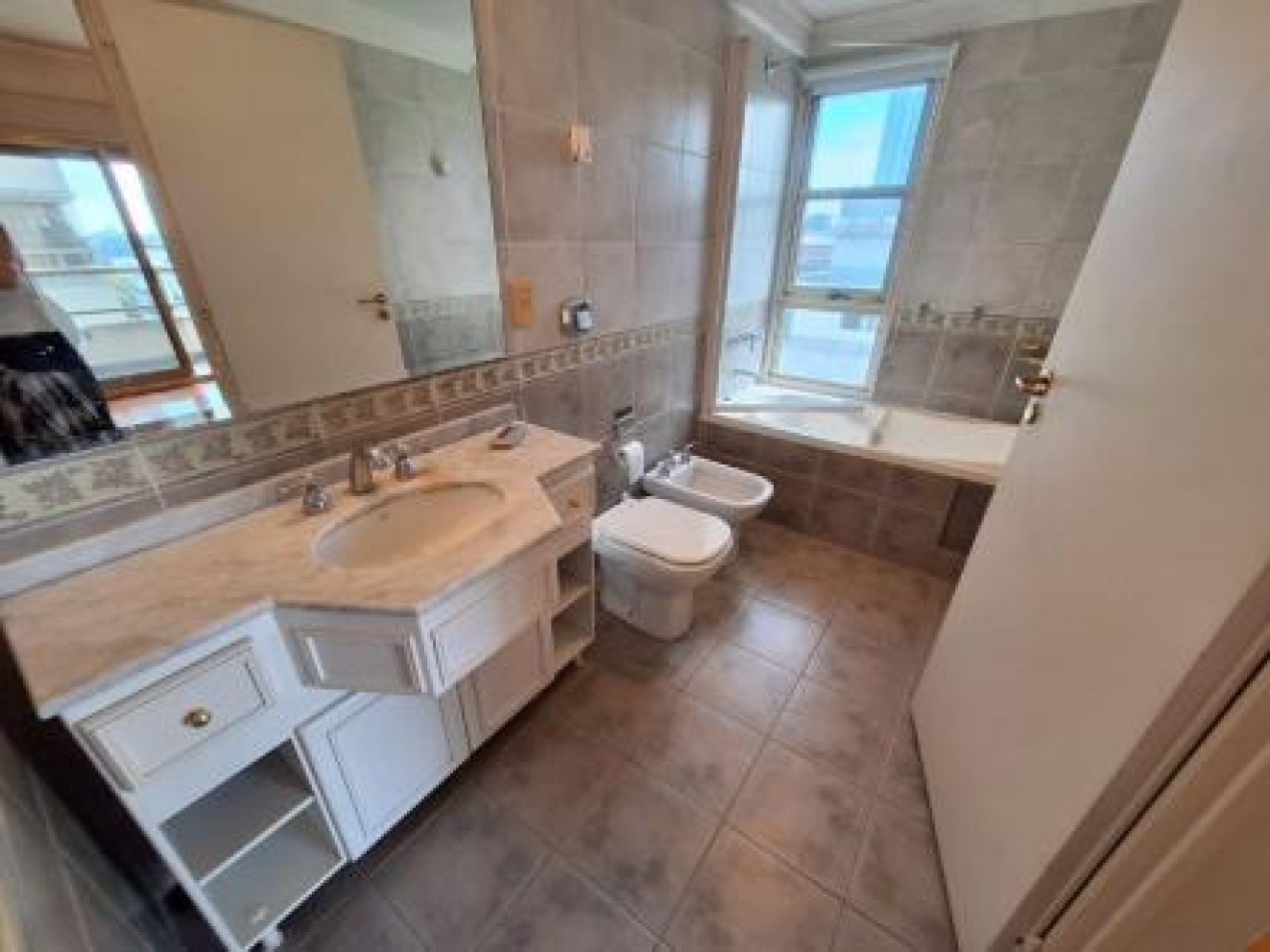 Exclusivo 4 ambientes con cochera doble y amenities en Puerto Madero. 