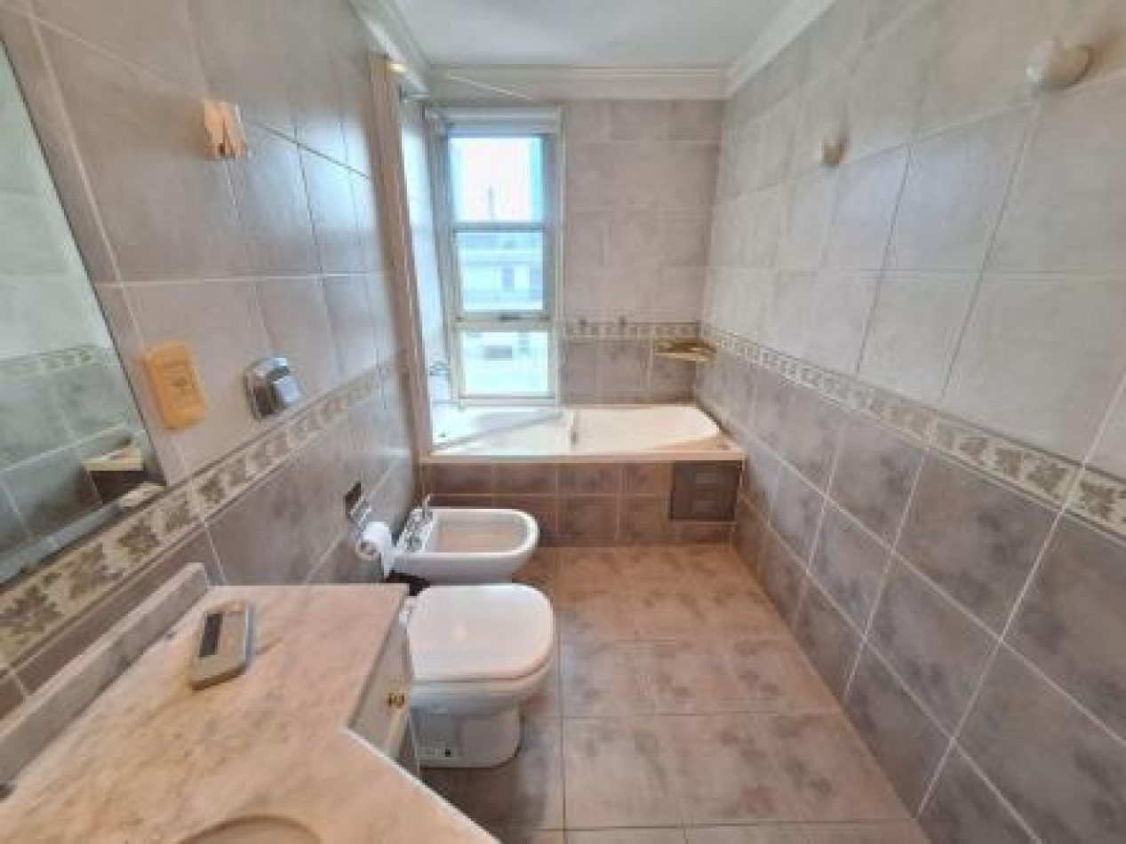 Exclusivo 4 ambientes con cochera doble y amenities en Puerto Madero. 