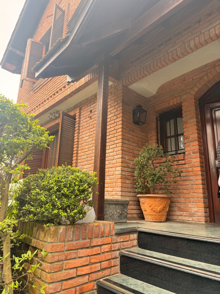 Chalet de 8 ambientes en venta en Acassuso