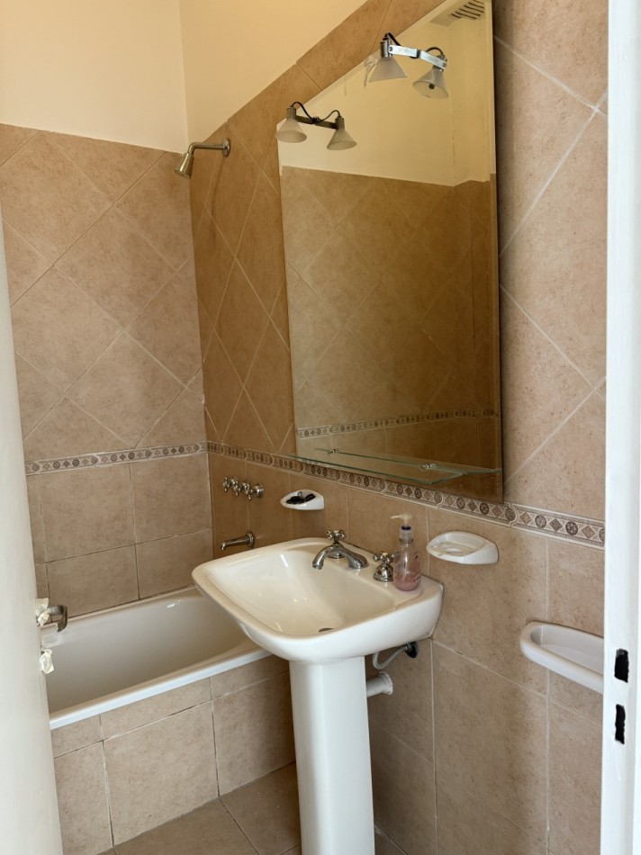 Casa de 3 ambientes con cochera en venta en Olivos