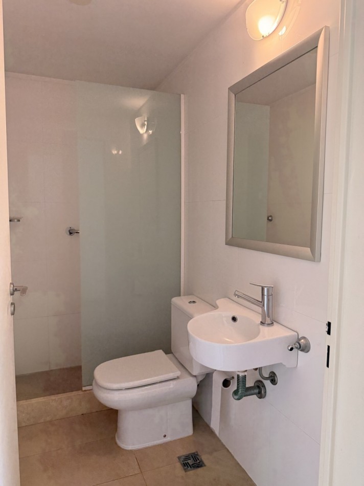 Departamento de 3 ambientes en alquiler con cochera y vista al rio. 