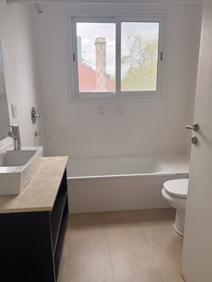 Departamento de 3 ambientes en alquiler con cochera y vista al rio. 