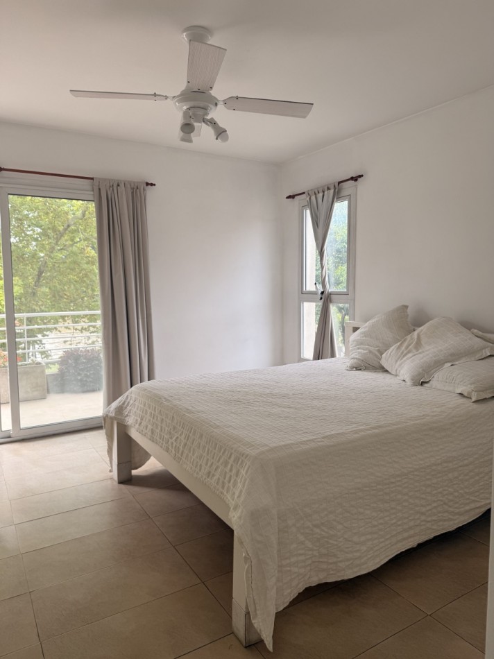 Departamento de 3 ambientes en alquiler con cochera y vista al rio. 