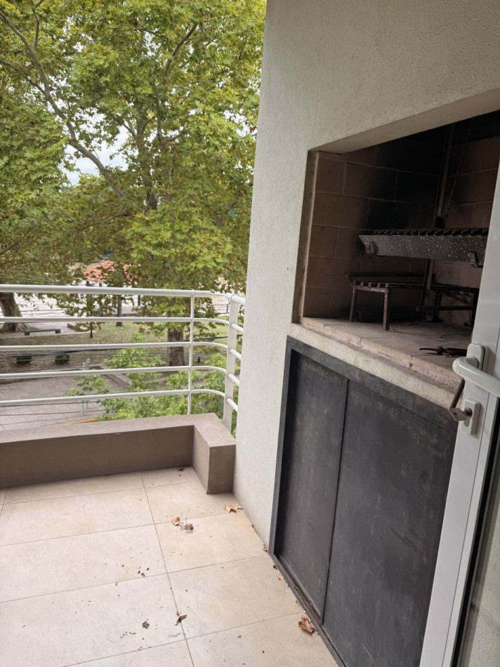 Departamento de 3 ambientes en alquiler con cochera y vista al rio. 