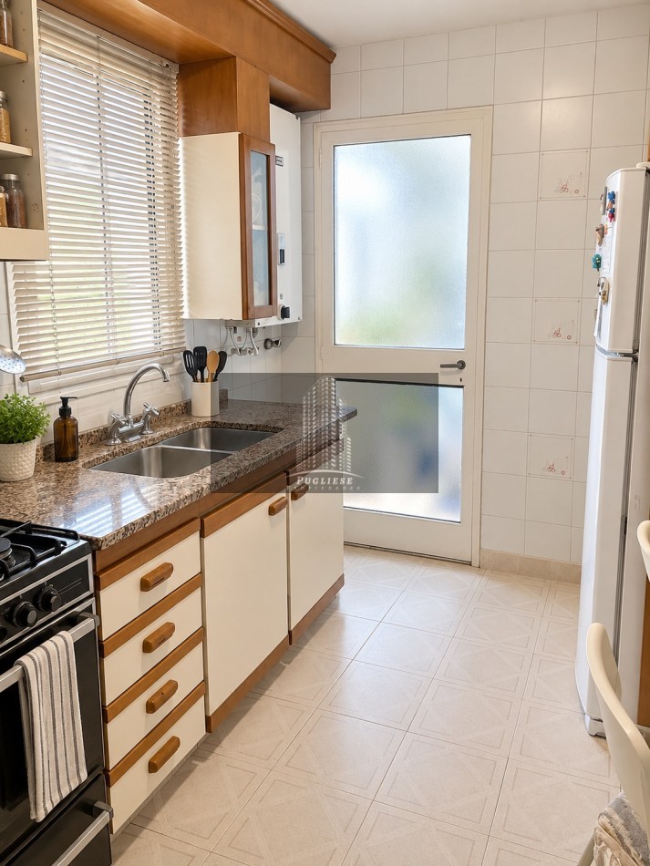 Departamento en venta 3 ambientes con cochera fija cubierta - Piso alto- Balcon - Recoleta 
