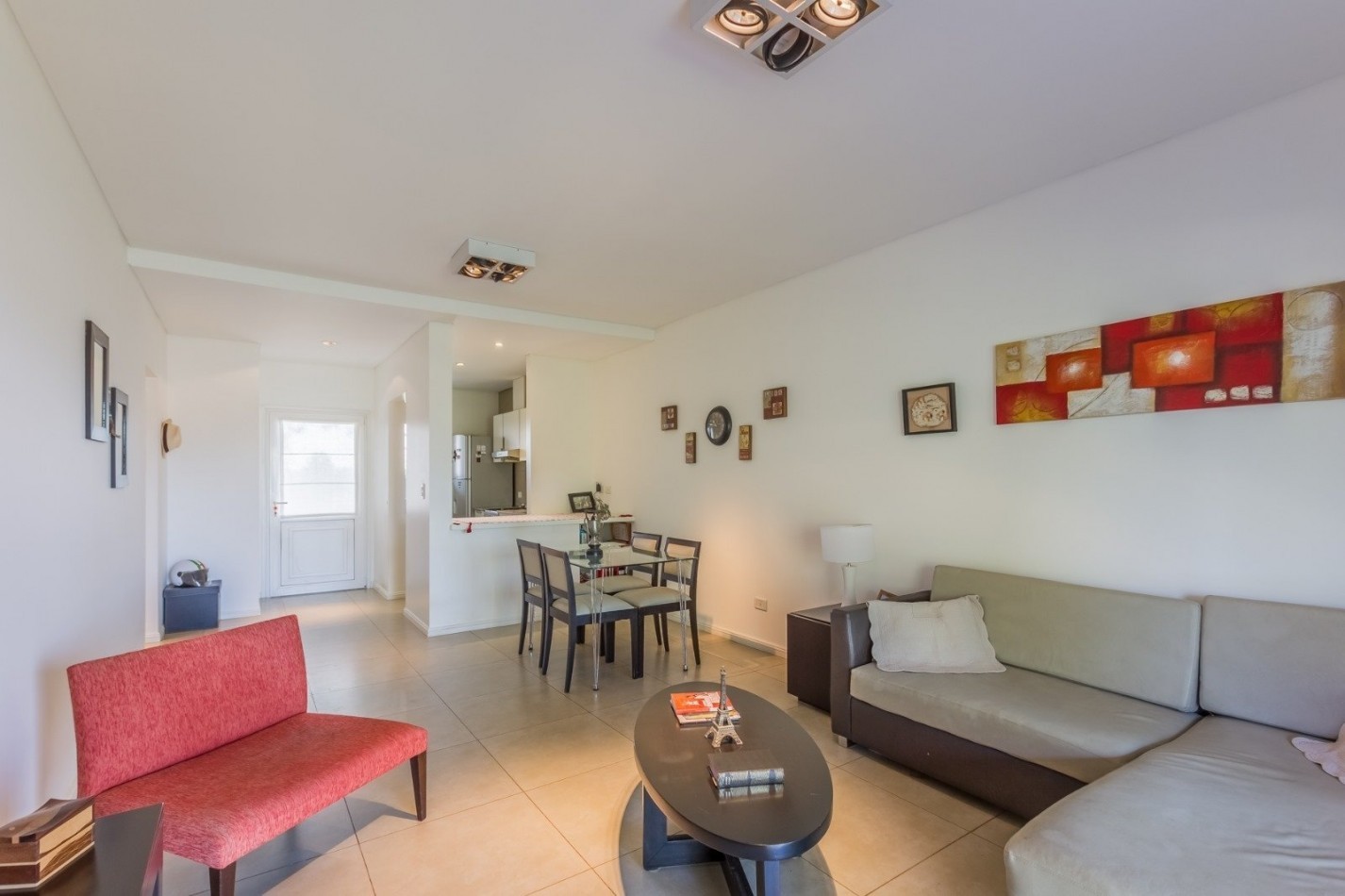 Departamento de 3 ambientes en venta en Condominio Carruajes. Pilara