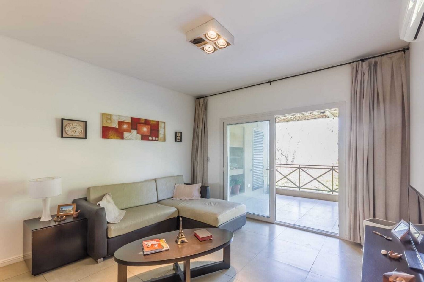 Departamento de 3 ambientes en venta en Condominio Carruajes. Pilara