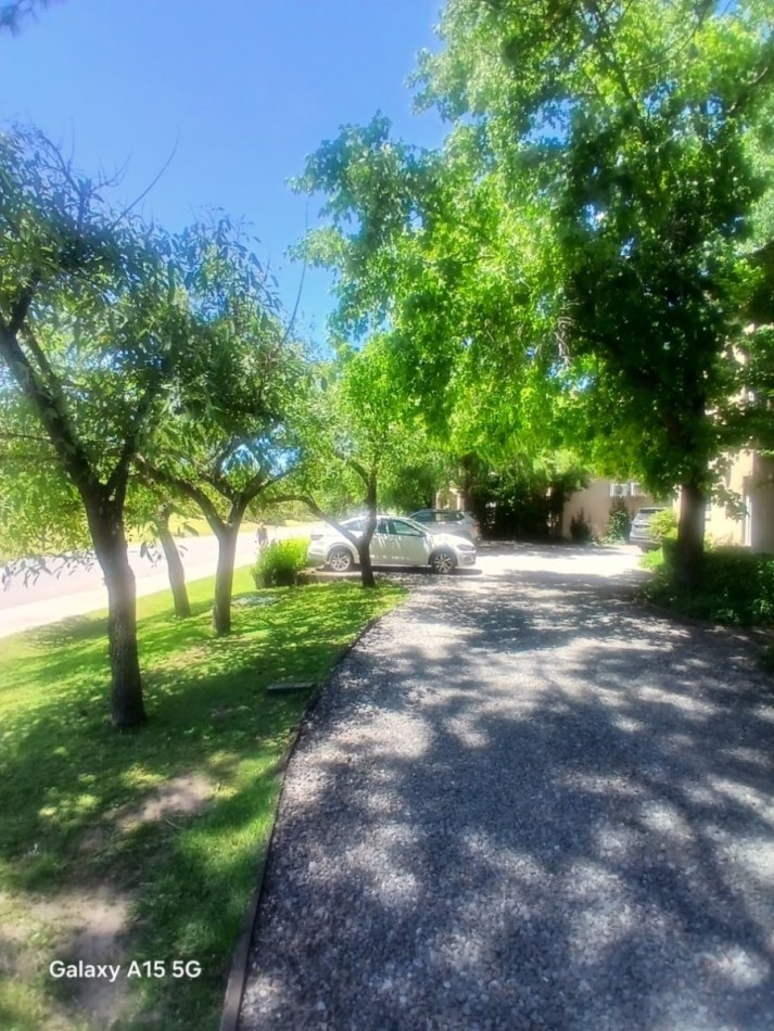 Departamento de 3 ambientes en venta en Condominio Carruajes. Pilara