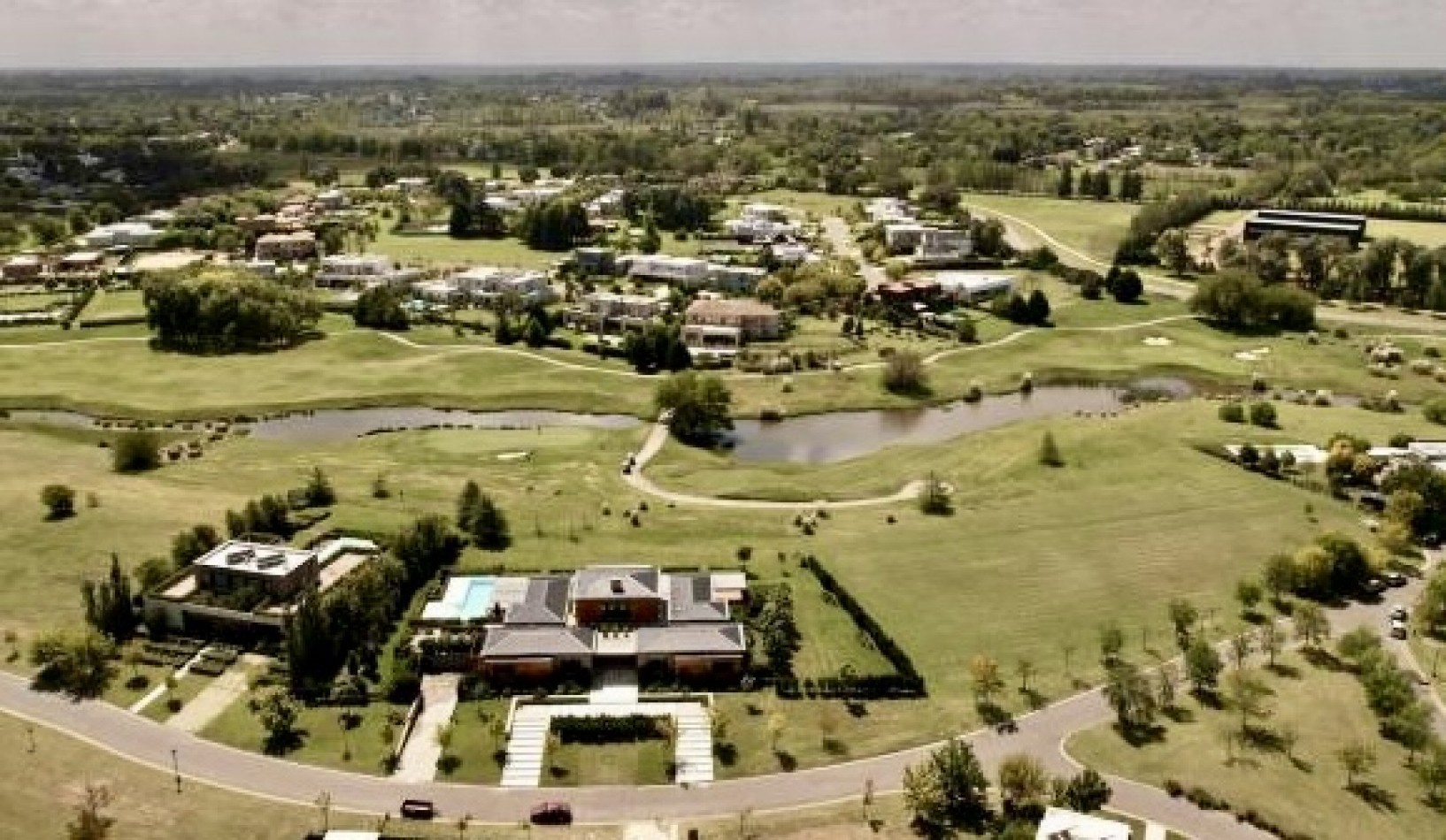 Departamento de 3 ambientes en venta en Condominio Carruajes. Pilara