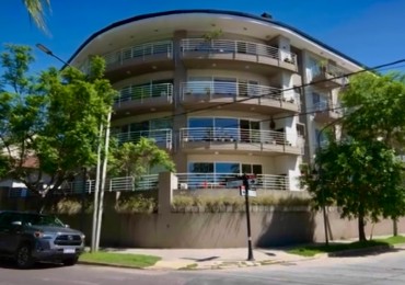 Departamento de 3 ambientes en alquiler con cochera y vista al rio. 