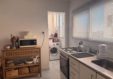 Departamento de 2 ambientes en venta en el centro de Olivos. 